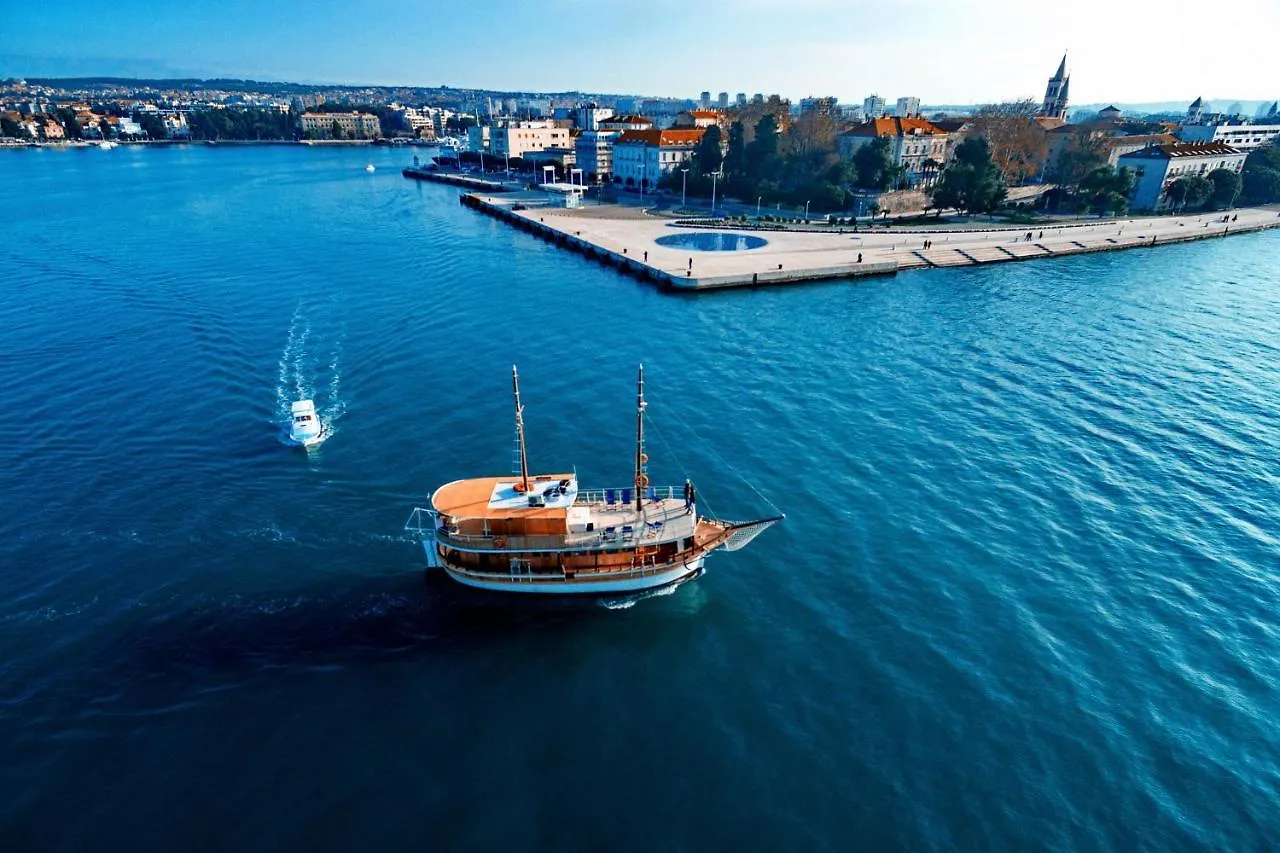 Rhythm Floating Hostel - Zadar