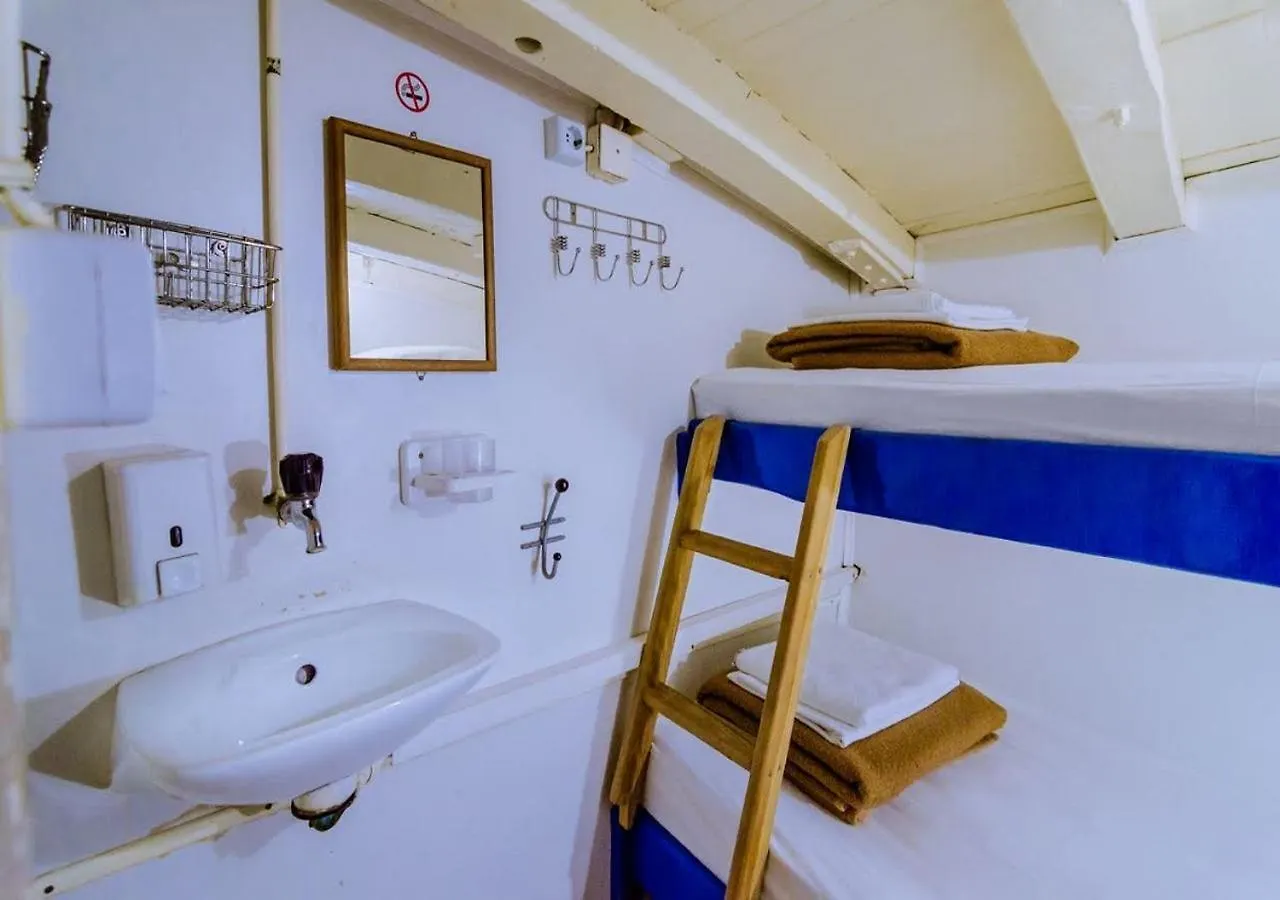 Rhythm Floating Hostel - Zadar