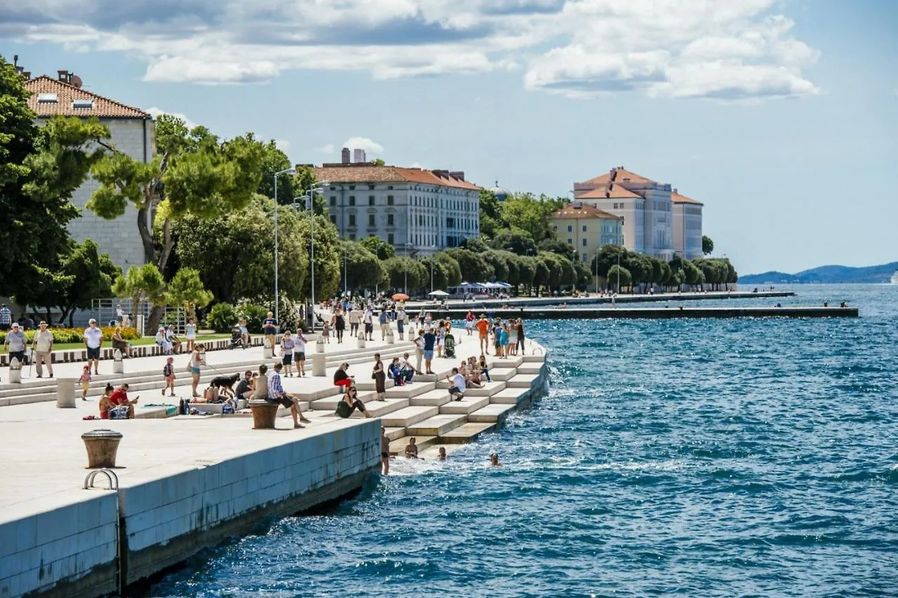 Rhythm Floating Hostel - Zadar 3*,