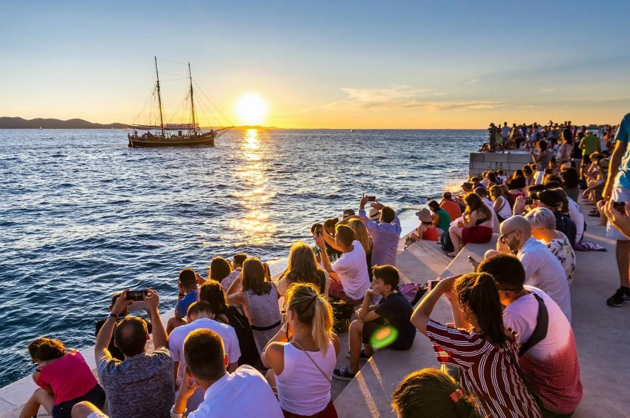 Rhythm Floating Hostel - Zadar Hotel en barco