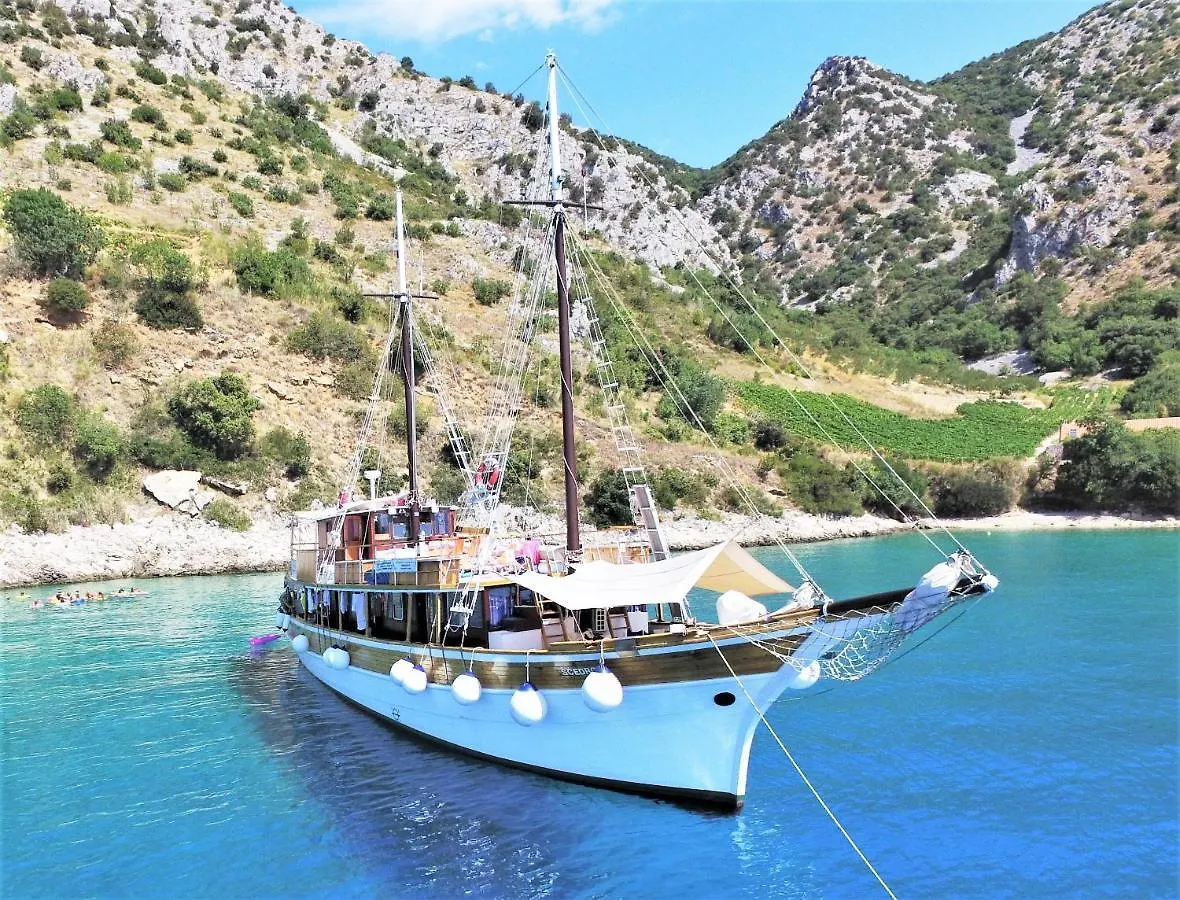Rhythm Floating Hostel - Zadar Hotel en barco