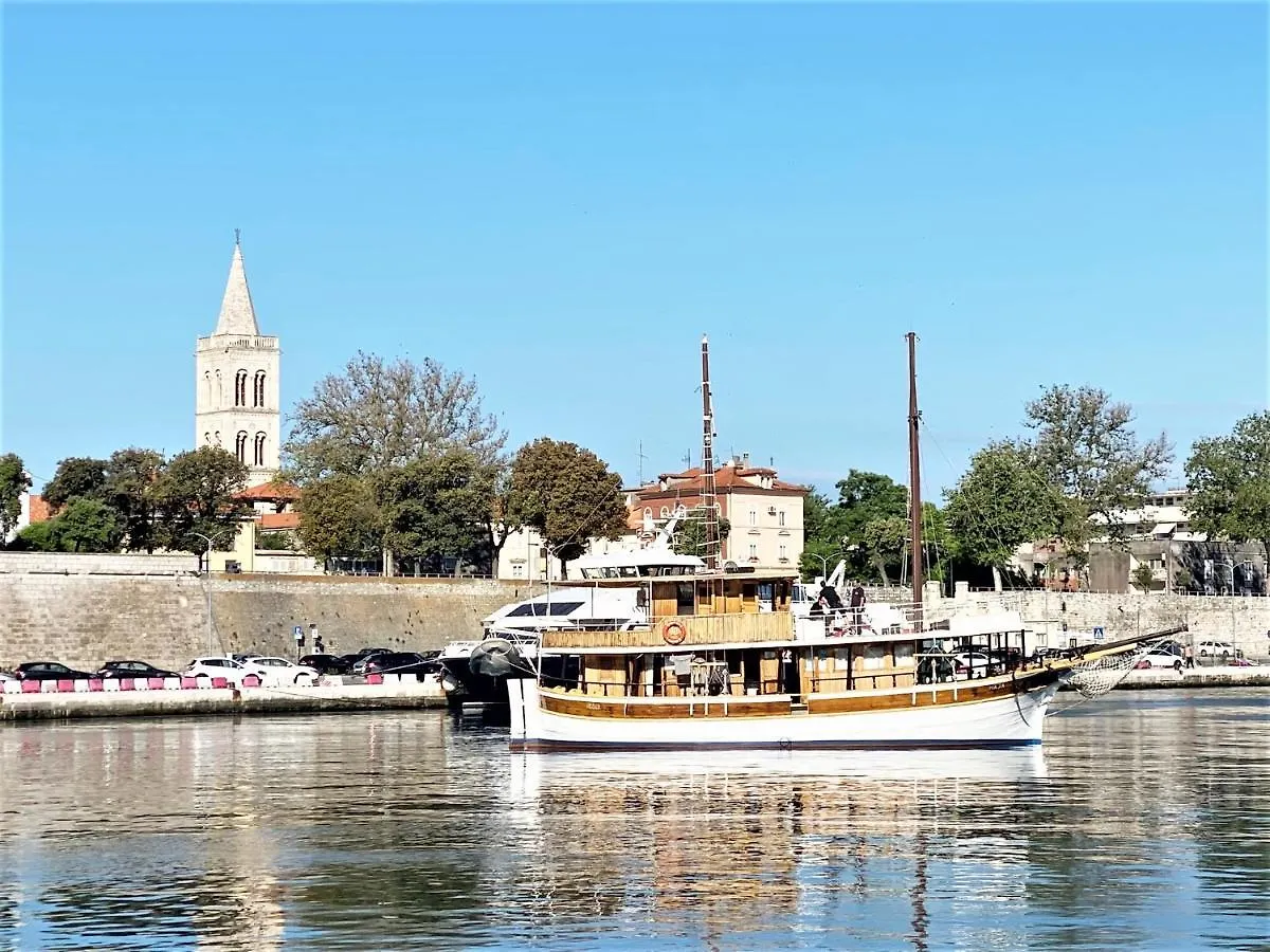 Rhythm Floating Hostel - Ζαντάρ