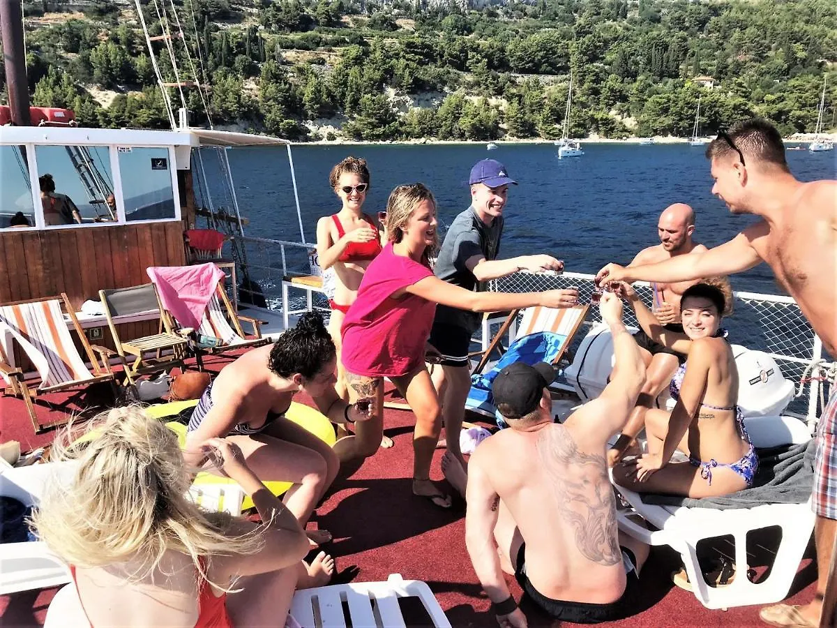 Rhythm Floating Hostel - Zadar Croacia