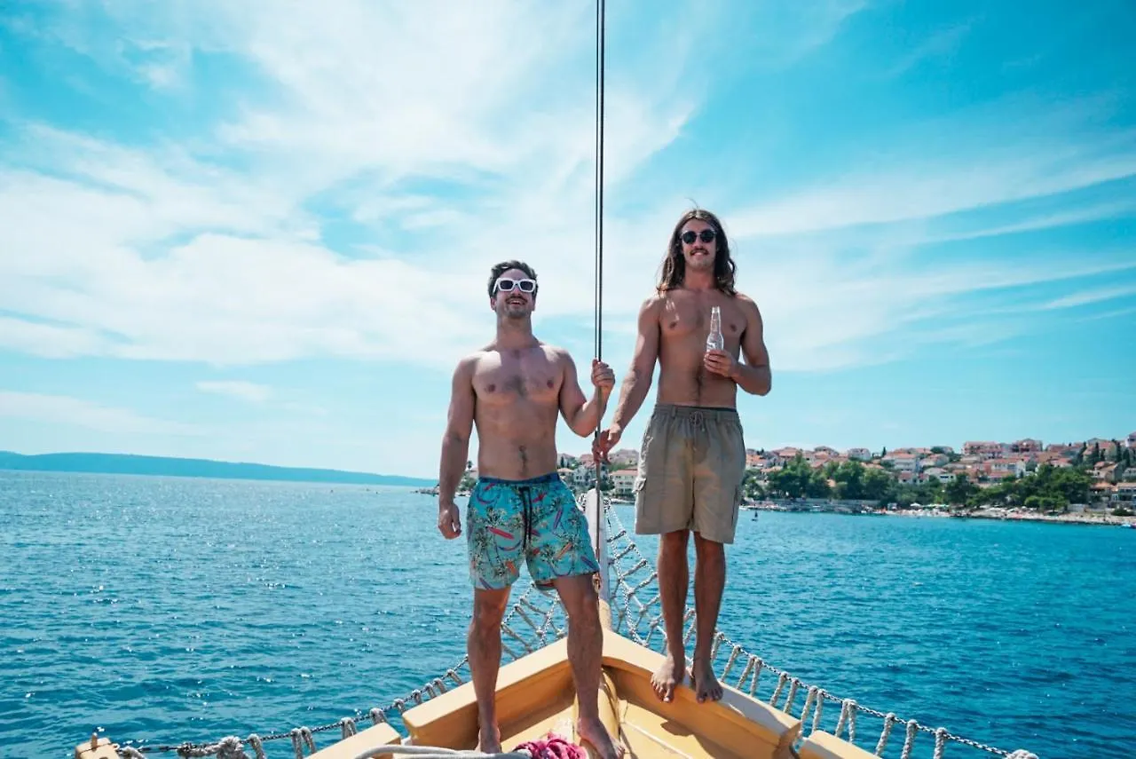 Rhythm Floating Hostel - Zadar 3*,