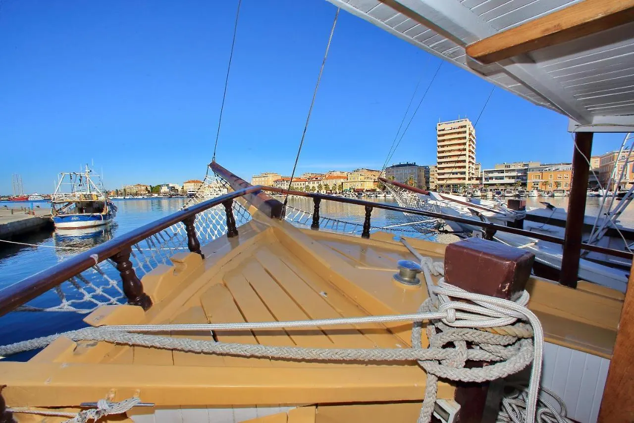 Hotel na wodzie Rhythm Floating Hostel - Zadar