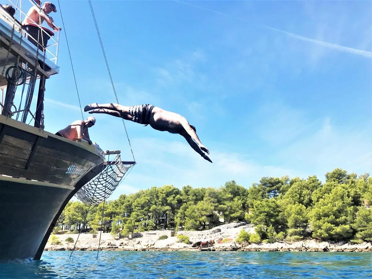 Rhythm Floating Hostel - Zadar