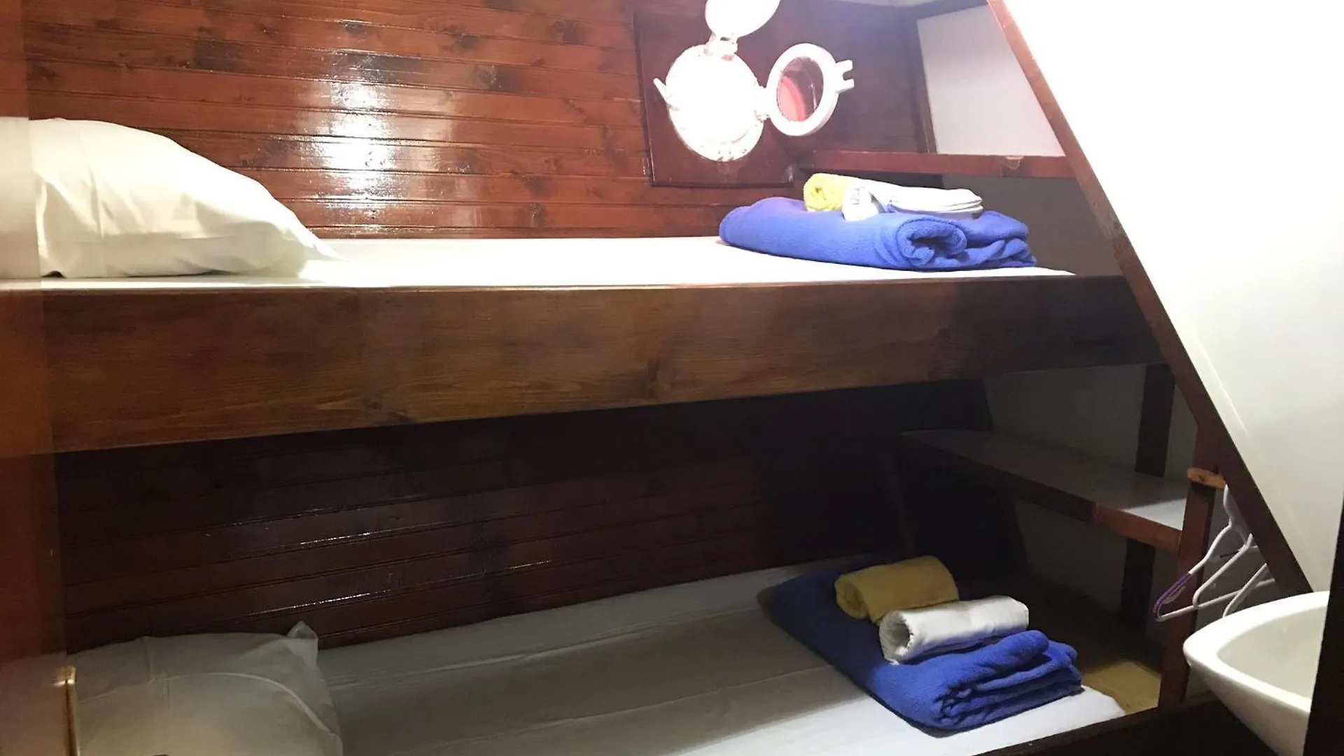 Rhythm Floating Hostel - Zadar 3*,